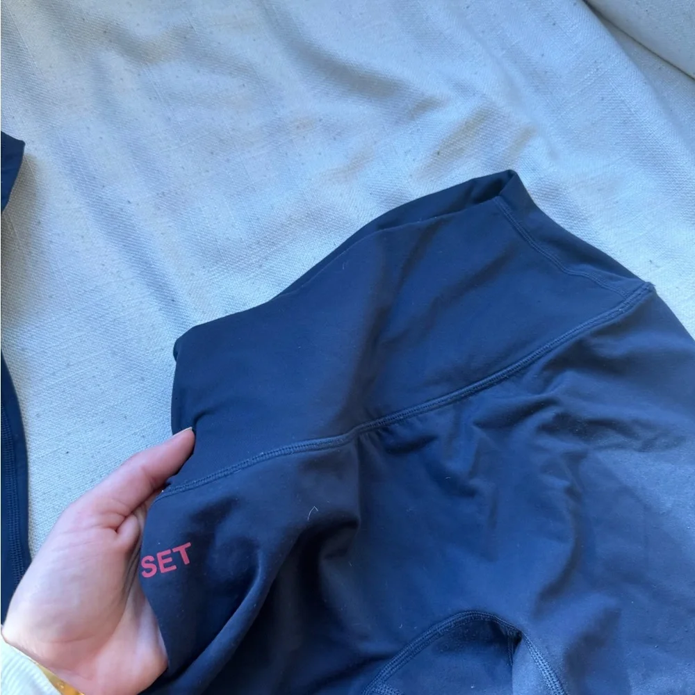 SET Active airluxe anchor shirt and biker shorts - Picture 5 of 6